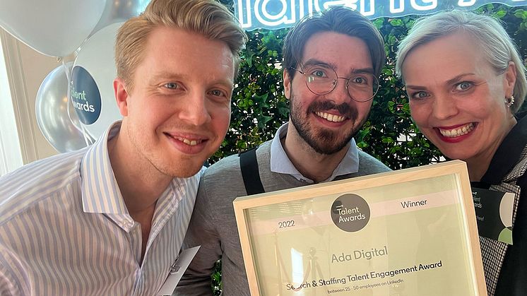 Emil Lindberg, Jesper Senke och Sara Scheef från Ada Digital tog emot priset på LinkedIn Talent Awards.