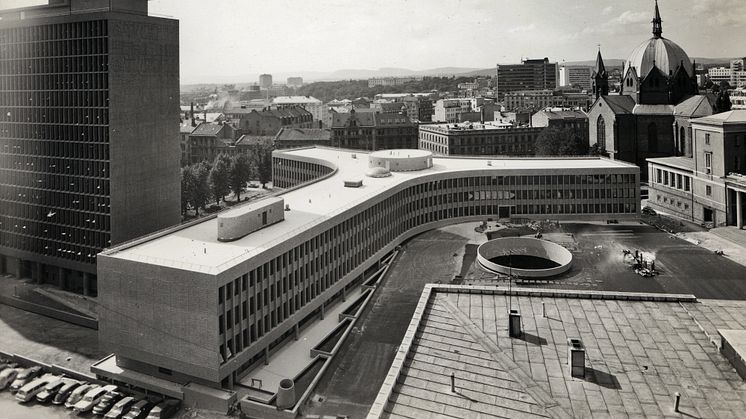 Det er vedtatt at Y-blokka skal rives. Med dette som bakteppe har Norsk Teknisk Museum utviklet fotoutstillingen, Regjeringskvartalet, med museets materiale fra området.