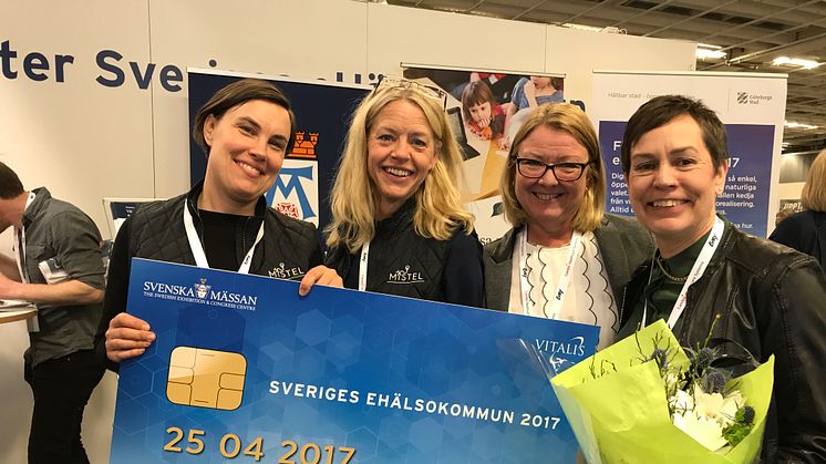 Västerås stad tog idag emot priset Sveriges eHälsokommun 2017. Från vänster: Elisabeth Kjellin, projektledare, Karin Hedberg, projektledare, Anne Almqvist, digitaliseringsstrateg och Ann Östling, strateg – alla från Sociala nämndernas förvaltning.