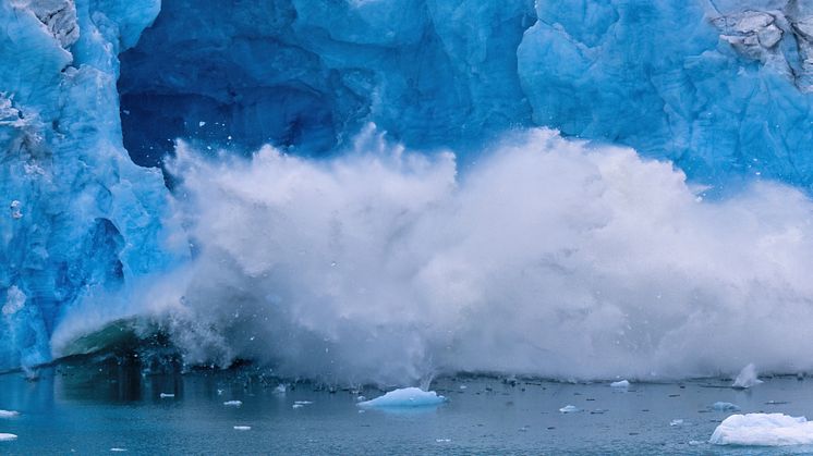 61278392-calving-glacier-by-the-sea-in-arctic