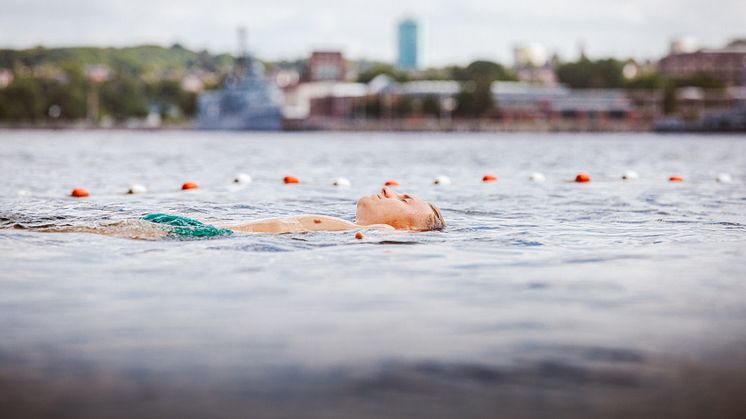 Die Teilnehmer*innen werden durch die Ostsee vorbei an den Leuchttürmen in die innere Kieler Förde schwimmen.