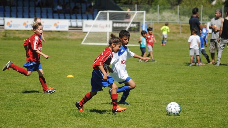 Myresjö IF har fått fotbollarna med anledning av att de firar 75-årsjubileum i år. 