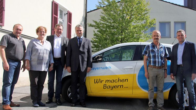 E-Auto im Praxistest: Am 4.9. erhielt Kommunalbetreuer Stephan Leibl (4.v.l.) den Schlüssel von (v.r.) Norbert Eckl (Teunz), Hubert Zwack (Gleiritsch), Martin Prey (Niedermurach), Maria Baumer (Winklarn) und VG-Leiter Anton Brand zurück.