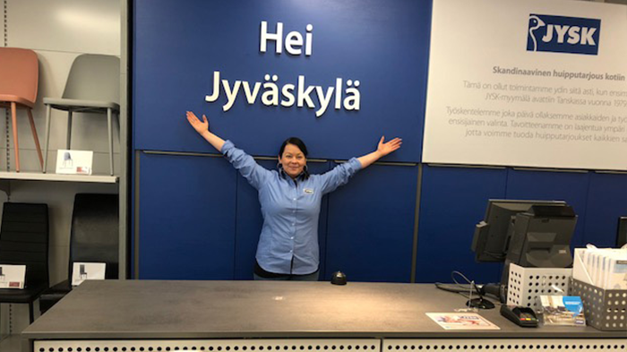 JYSK Seppälän myymläläpäällikkö Mari Pääkkönen on valmiina esittelemään uusitun myymälän.