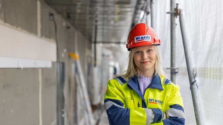 Alice Olsson, plattsättare på Karlströms golv på Gotland, är Årets Byggkvinna 2024. 