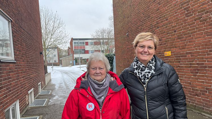 Anci, drottningshögsbo sedan sju år och medlem i Hyresgästföreningen, deltog i trygghetsvandringen. På bilden tillsammans med Emila från Helsingborgshem.