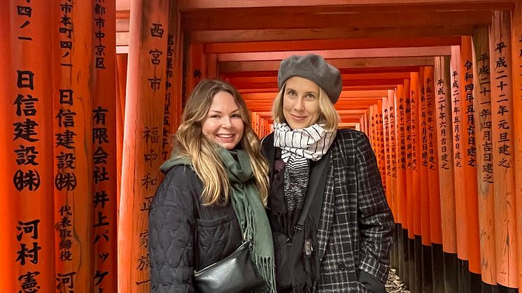 Maja Pinter och Caroline Lövqvist integrerade AI i röstassistenter, skrev en vetenskaplig artikel och blev inbjudna att presentera den vid en internationell AI-konferens i Japan.