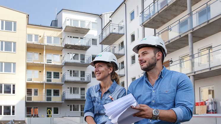 Jannice Engman, projektledare och Josef Sheik-khalil, biträdande projektledare, båda från MKB Fastighets AB, på gården i kvarteret Munin i Hyllie.