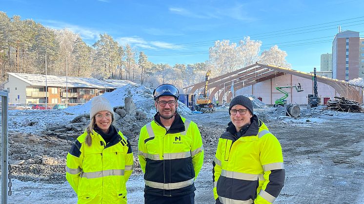 Anna Wetterberg, projektledare Framtiden Byggutveckling, Johan Åhlén, VD Moelven Töreboda AB och Magnus Elsilä, projektledare på idrotts- och föreningsförvaltningen.