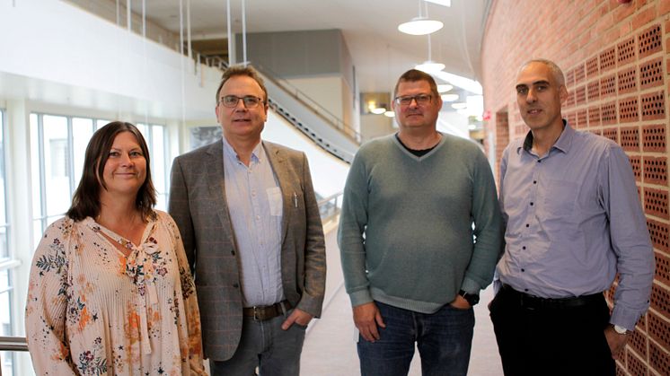 Maria Derner (kommunikationschef), Martin Hellström (rektor) tillsammans med forskarna Tobias Arvemo och Andreas de Blanche. 