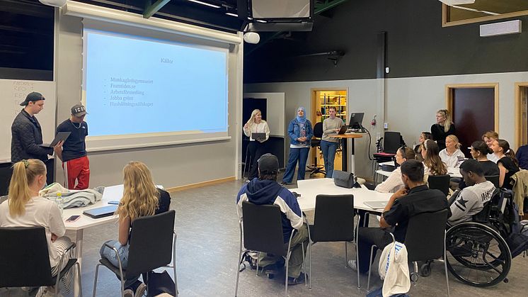 Studenter på Högskolan i Halmstad presenterar sina idéer under ett seminarium på Medialabbet