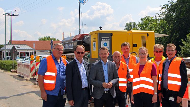 Startpunkt der ersten Spülbohrung für das neue Mittelspannungskabel in Burgebrach. Bürgermeister Johannes Maciejonczyk (3.v.l.) macht sich mit Bayernwerk-Mitarbeitern und Partnern ein Bild vor Ort. 