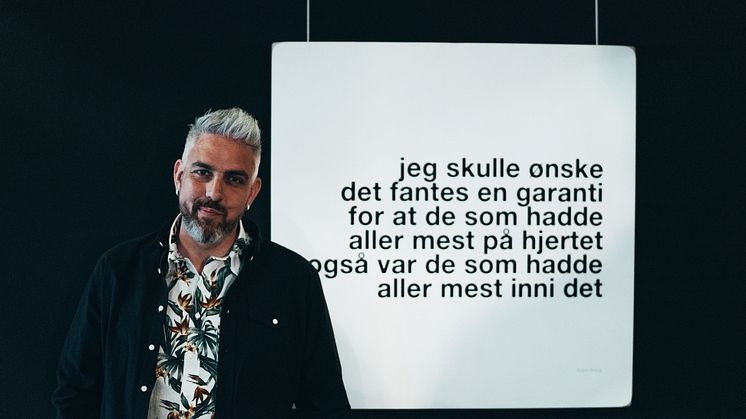 Trygve Skaugs "Følg med nå" inneholder 100 dikt som berører temaer som sex, angst, ensomhet, usikkerhet og utenforskap. Mange av diktene har en humoristisk og underfundig snert som appellerer til et ungt publikum. Foto: Agri Soltanpanah