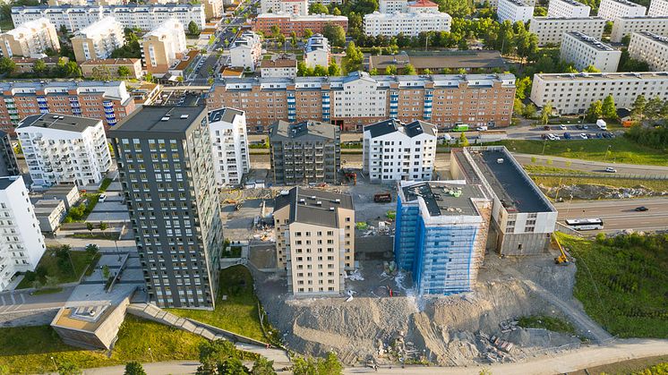 ALM Småa Bostads bostadsrätter är till största del lägenheter om 1–2 rum och kök med balkong eller uteplats. Foto: Alm Equity och Byggvesta