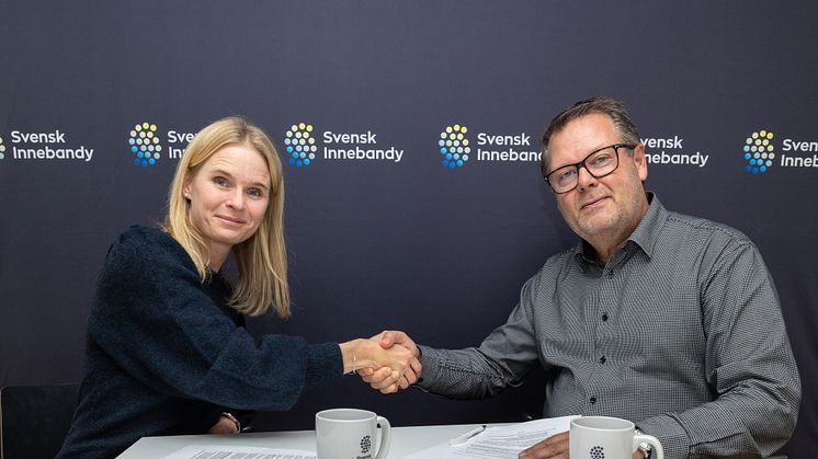 Ulrika Sundblad, marknads- och kommunikationsdirektör på OBOS tillsammans med Mikael Ahlerup, generalsekreterare på Svensk Innebandy. 