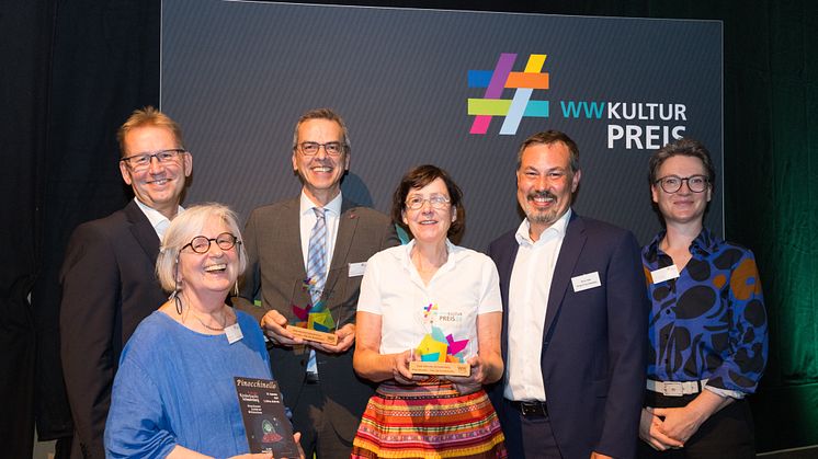 Jury-Mitglieder Jürgen Noch (l.) und Dr. Jana Duda (r.) übergeben den Preis an Annegret Kulms (2.v.l.), Dr. Brigitte Labs-Ehlert (3vr) (beide Pinocchinello), Jörg Bierwirth (Stadt Schieder-Schwalenberg) und Marcus Rohde (Bürgerstiftung Schwalenberg)