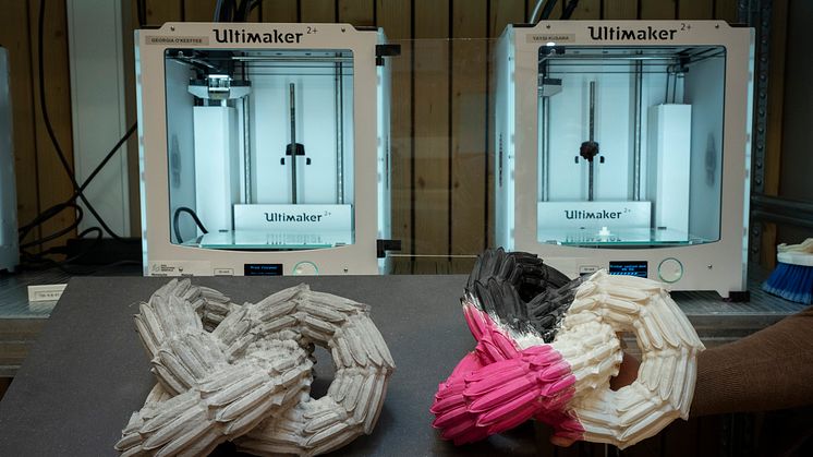 Den slutgiltiga skulpturen till vänster, med en 3D-printad prototyp till höger. Foto: Fredrik Sederholm