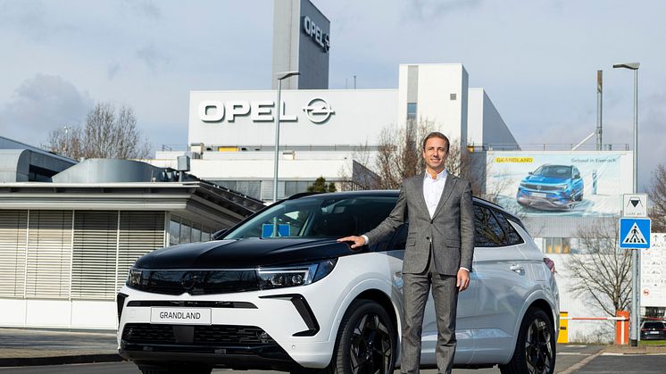 Opel CEO, Florian Huettl, foran den nuværende Grandland GSe og Eisenach fabrikken.