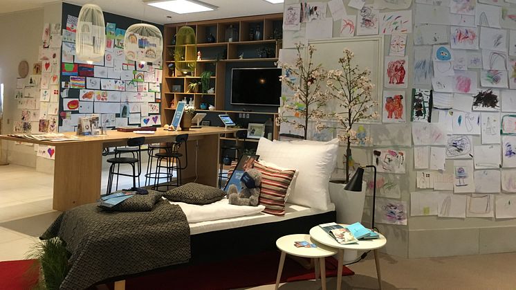 Slik så det ut på Quality Airport Hotel Dan etter at barna hadde vært innom og tegnet. Photo: NCH