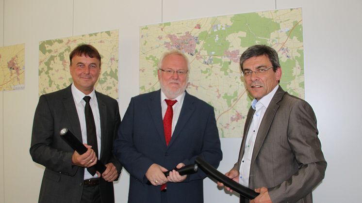 Foto: vl.: Martin Hanner, Regionalleiter für Niederbayern und die Oberpfalz, Jürgen Graml, Leiter der Netzdienste Niederbayern und Robert Kotous, Netzbauleiter am Netzcenter Altdorf (Bayernwerk)