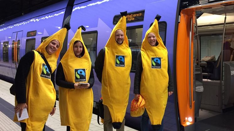Engagemanget för Fairtrade i landets kommuner är fortsatt starkt. Här gör några bananklädda engagerade i Helsingborg besök på tågperrongen.