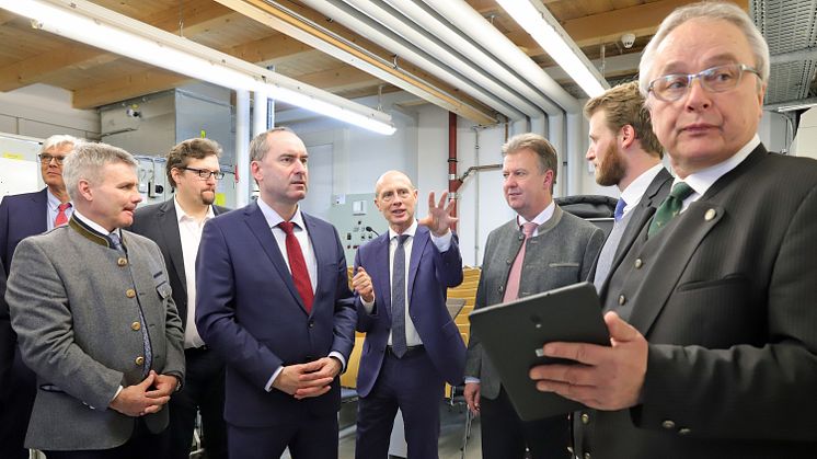 Die Energiezukunft ist dezentral und lokal. Energieminister Hubert Aiwanger (2.v.l.) bei der Präsentation des Altdorfer Flexmarkt mit Dr Egon Westphal (Bayernwerk, M.) und Professor Wolfgang Mauch (FfE, r.).