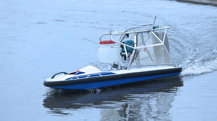 除草剤散布用無人ボート「WATER STRIDER」