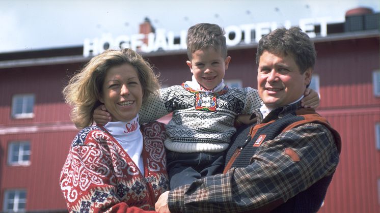 Familjen Backner framför Sälens Högfjällshotell i mitten på 90-talet.