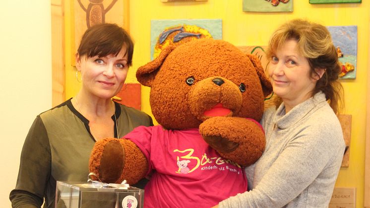 Mona Meister vom Kinderhospiz Bärenherz nahm die Spende von Tatjana Thurow entgegen