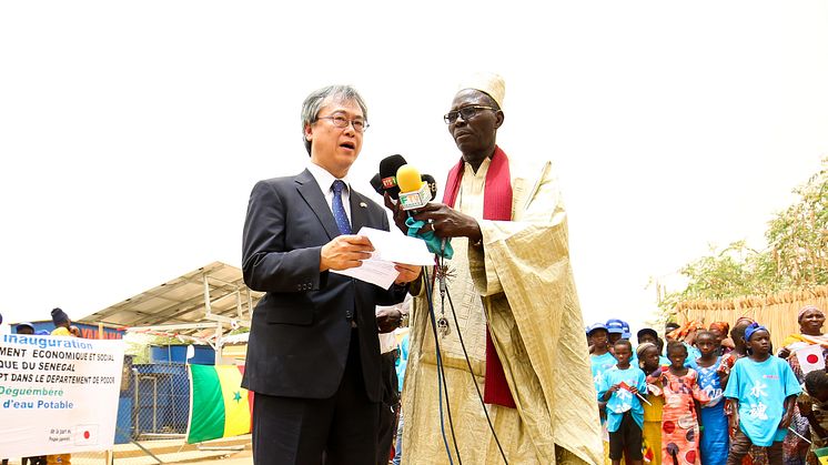 Handover Ceremony (Senegal) for the Yamaha Clean Water Supply System　(left; Ambassador Extraordinary and Plenipotentiary of Japan in Senegal, ARAI Tatsuo)