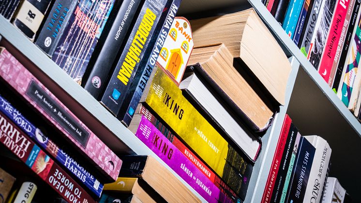 Bokfeber på Tradera inför sommaren – begagnad litteratur ökar med 31 procent