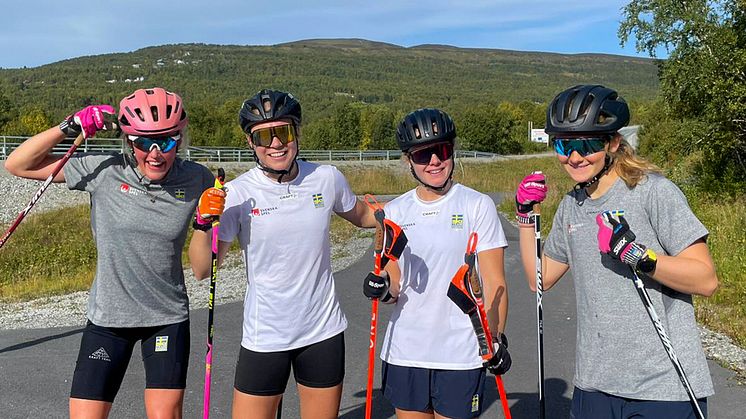 Ingrid Hallquist, Moa Hansson, Märta Rosenberg och Lisa Eriksson höjer tempot under Team BAUHAUS landslagssamling i Bruksvallarna. Foto: Svenska Skidförbundet. 