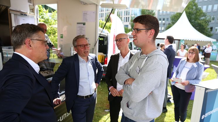 Erkannten sich gleich wieder und grüßten einander vertraut: Hephata-Klient Tobias Berg und Ministerpräsident Boris Rhein. Mit dabei: Die Hephata-Vorstände Dr. Michael Gerhard und Maik Dietrich-Gibhardt sowie Dagmar Krauße von "Offen für Vielfalt". 