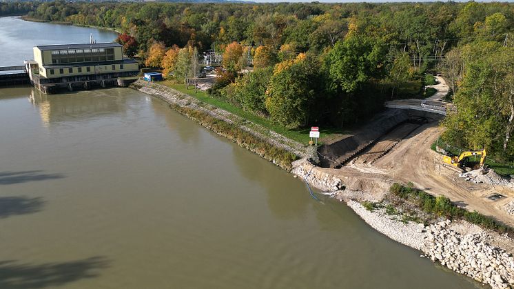 Noch fehlt die Verbindung von Donau und Wanderhilfe. Nach Fertigstellung der Anlage finden die Fische an dieser Stelle den Einstieg, um vom Unterwasser ins Oberwasser zu gelangen. (LEW / Thorsten Franzisi)