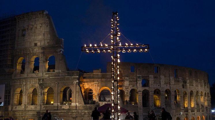 Colosseum i Rom som det brukar se ut under långfredagens korsvägsandakt