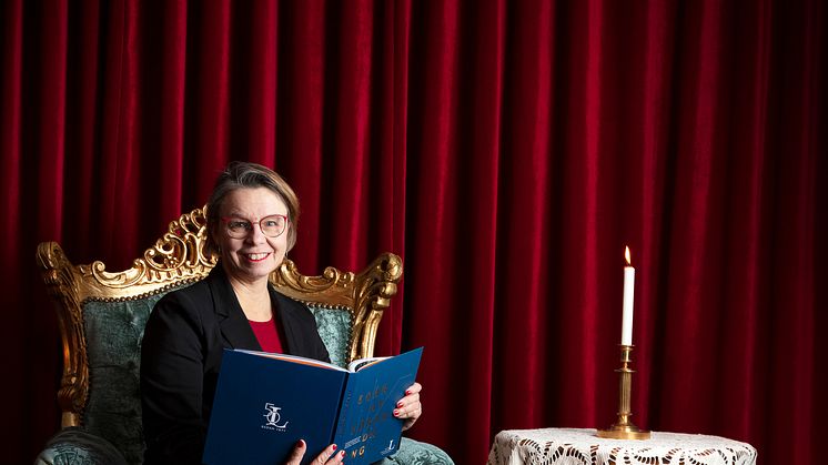 Lena Callne högläser ur Luleå tekniska universitets jubileumsbok. Foto: Tomas Bergman