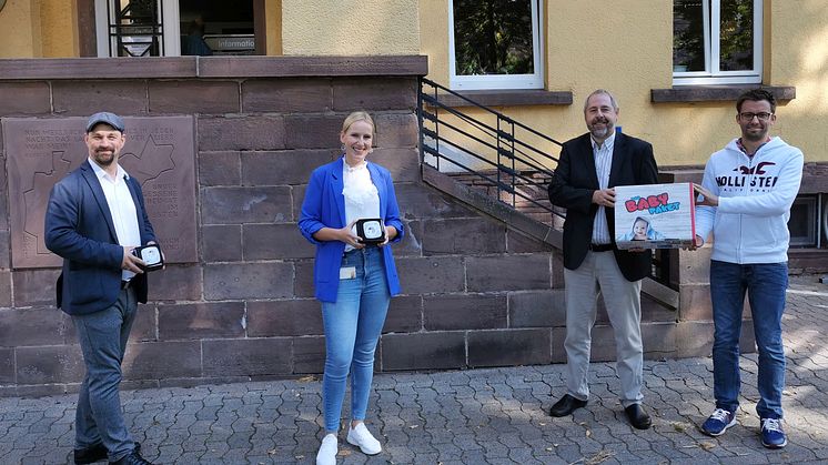 Haben die zweite Runde der Baby-Pakete auf den Weg gebracht (v. l.): Sascha Gödecke und Leonie Riekschnietz, Kommunalmanagement WW, Wolfgang Anders, Bürgermeister und Sebastian Rustenbach, Samtgemeinde Eschershausen-Stadtoldendorf. 