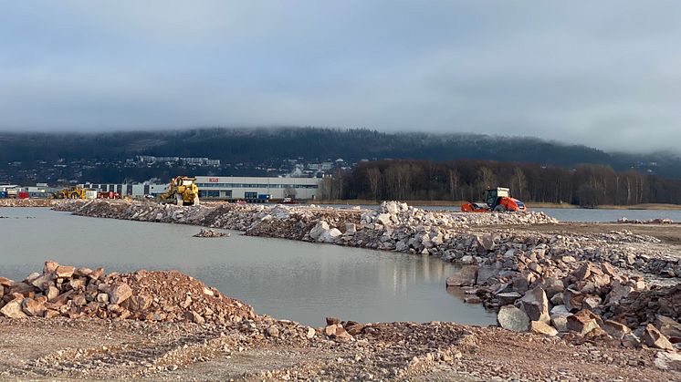 Det etableres nytt land i Gilhusbukta. Stein som fylles ut kommer nå fra Bane NORs anlegg i Strømsåstunellen i Drammen. 