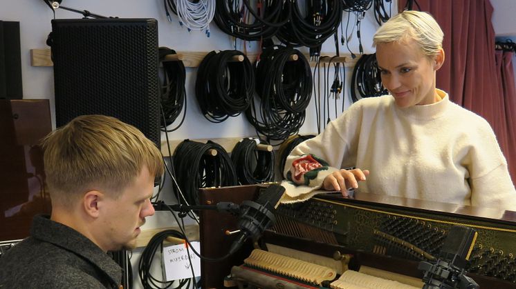 Pianisten Oscar Johansson och skådespelaren Mari Götesdotter framför ett musikaliskt lunchprogram på Malmö Stadsteaters scen Intiman 24 okt – 7 nov.