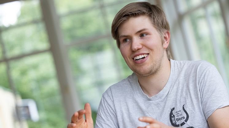 Oskar Lövström, nyexaminerad apotekarstudent vid Uppsala universitet, är Årets Uppsalastudent 2024. (Foto: Uppsala universitet)