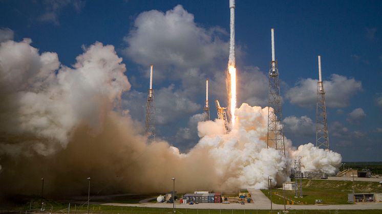 SpaceX Falcon 9 lofts EUTELSAT 117 West B into space