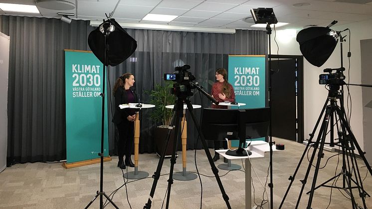 Moderator Monique Wannding, Länsstyrelsen som pratar med Lise Nordin, Västra Götalandsregionen, som under året arbetat med Klimat 2030:s satsning.  Foto: Fanny Sävenek