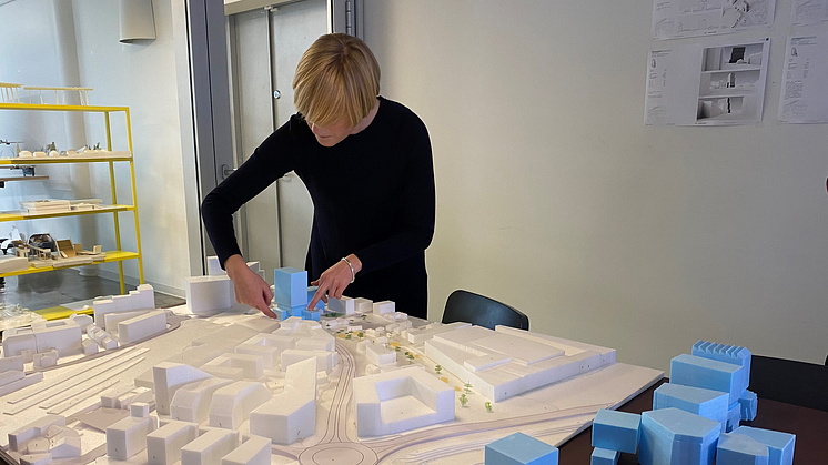 Arkitekten i Transborder Studio prøveplasserer Energihuset i Lillestrøm