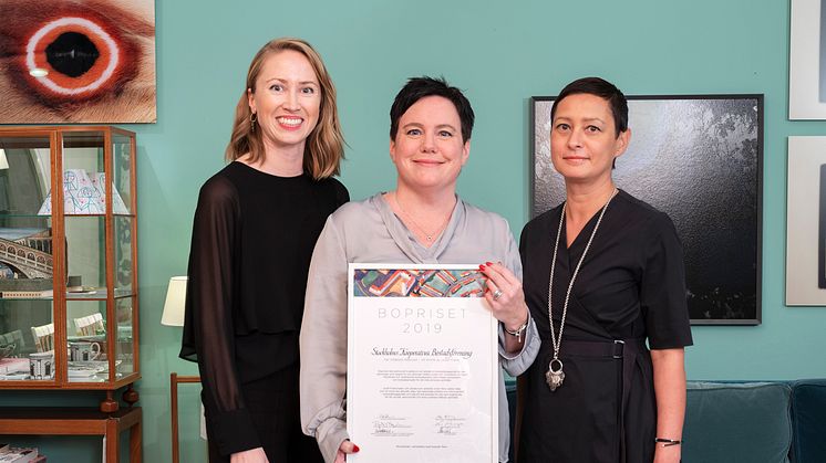 SKB har utsetts till vinnare av Bopriset 2019. Från vänster Moa Andersson verksamhetsledare Boinstitutet, Eva Nordström vd SKB och Maria Veerasamy vd Svenskt Tenn. Foto: Martin Sundström