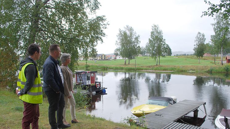 Mikael Persson, samhällsplanerare, Tobias Eriksson (S), kommunstyrelsens vice ordförande och Gunilla Ingemyr (C), kommunstyrelsens ordförande, vid platsen där den nya gång- och cykelbron över Frykensundet ska byggas.