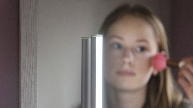 Batteriet på sminkelampen varer i ca. 2–4 timer og lades opp via USB-kabelen som følger med.