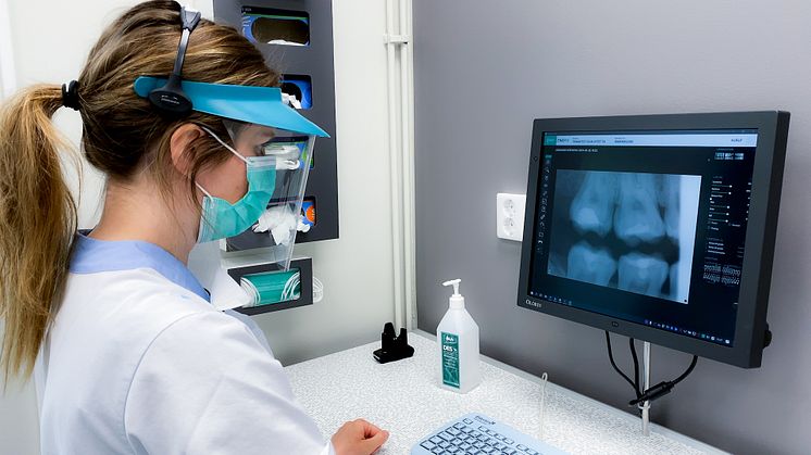 Röststyrningen till så att tandläkaren eller tandhygienisten i samband med undersökningen med hjälp av ett trådlöst headset, läser in patientens status i programmet Vocal.