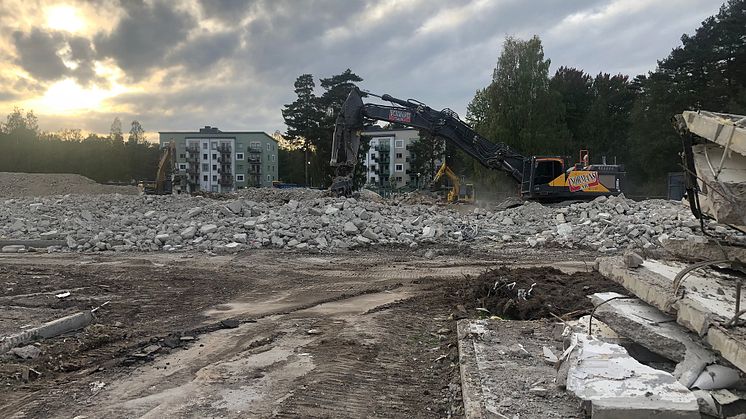 Rivningen av ett antal studentbostäder i Brickebacken genererade 13 000 ton betongrester.