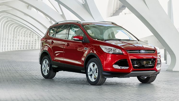 Ford Kuga - nå også med den elegante fargen Ruby Red - samt sterkere dieselmotor kombinert med lavere CO2-utslipp.