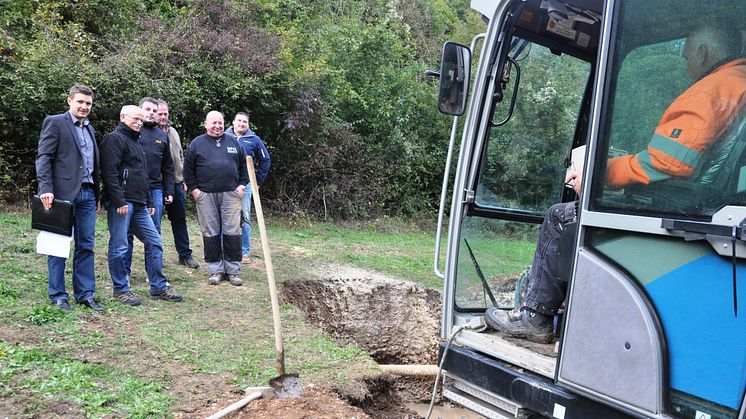 Unscheinbar, aber tief: Bei Beilngries wird ein 220 Meter langes Loch für eine Mittelspannungsleitung in den Fels gebohrt.